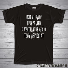 Carica l'immagine nel visualizzatore di Gallery, T-shirt divertente con frase in dialetto napoletano Non vi date troppe arie o ventilator già o’ teng appicciat