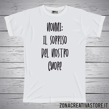 Carica l&#39;immagine nel visualizzatore di Gallery, T-shirt con frasi sui nonni NONNI IL SORRISO DEL NOSTRO CUORE