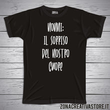 Carica l&#39;immagine nel visualizzatore di Gallery, T-shirt con frasi sui nonni NONNI IL SORRISO DEL NOSTRO CUORE