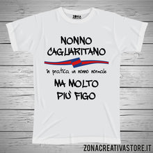 Carica l&#39;immagine nel visualizzatore di Gallery, T-shirt con frasi sui nonni NONNO CAGLIARITANO