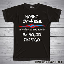 Carica l&#39;immagine nel visualizzatore di Gallery, T-shirt con frasi sui nonni NONNO CATANESE