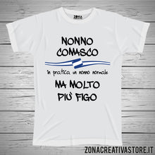 Carica l&#39;immagine nel visualizzatore di Gallery, T-shirt con frasi sui nonni NONNO COMASCO