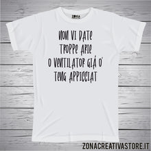 Carica l'immagine nel visualizzatore di Gallery, T-shirt divertente con frase in dialetto napoletano Non vi date troppe arie o ventilator già o’ teng appicciat