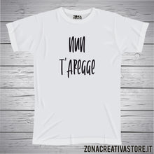 Carica l&#39;immagine nel visualizzatore di Gallery, T-shirt divertente con frase in dialetto romano NUN T&#39;AREGGE