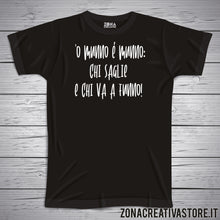Carica l'immagine nel visualizzatore di Gallery, T-shirt divertente con frase in dialetto napoletano ‘O munno è munno: chi saglie e chi va a funno!