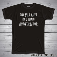 Carica l'immagine nel visualizzatore di Gallery, T-shirt divertente con frase in dialetto napoletano Ogne bella scarpa cu’ ‘o tiempo addiventa scarpon