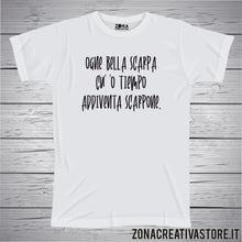 Carica l'immagine nel visualizzatore di Gallery, T-shirt divertente con frase in dialetto napoletano Ogne bella scarpa cu’ ‘o tiempo addiventa scarpon