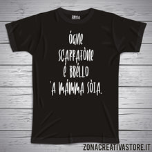 Carica l'immagine nel visualizzatore di Gallery, T-shirt divertente con frase in dialetto napoletano Ògne scarrafóne è bbèllo ‘a màmma sóia