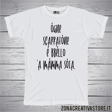 Carica l'immagine nel visualizzatore di Gallery, T-shirt divertente con frase in dialetto napoletano Ògne scarrafóne è bbèllo ‘a màmma sóia