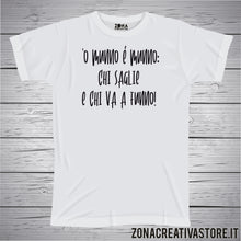 Carica l'immagine nel visualizzatore di Gallery, T-shirt divertente con frase in dialetto napoletano ‘O munno è munno: chi saglie e chi va a funno!