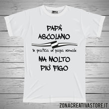 Carica l&#39;immagine nel visualizzatore di Gallery, T-shirt festa del papà PAPA&#39; ASCOLANO IN PRATICA UN PAPA&#39; NORMALE MA MOLTO PIU&#39; FIGO