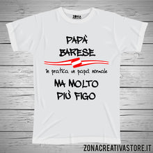 Carica l&#39;immagine nel visualizzatore di Gallery, T-shirt festa del papà PAPA&#39; BARESE IN PRATICA UN PAPA&#39; NORMALE MA MOLTO PIU&#39; FIGO