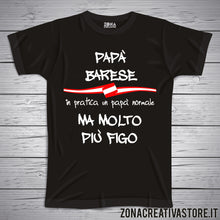 Carica l&#39;immagine nel visualizzatore di Gallery, T-shirt festa del papà PAPA&#39; BARESE IN PRATICA UN PAPA&#39; NORMALE MA MOLTO PIU&#39; FIGO