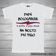 Carica l&#39;immagine nel visualizzatore di Gallery, T-shirt festa del papà PAPA&#39; BOLOGNESE IN PRATICA UN PAPA&#39; NORMALE MA MOLTO PIU&#39; FIGO