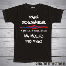 Carica l&#39;immagine nel visualizzatore di Gallery, T-shirt festa del papà PAPA&#39; BOLOGNESE IN PRATICA UN PAPA&#39; NORMALE MA MOLTO PIU&#39; FIGO