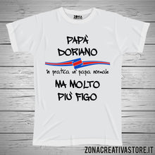 Carica l&#39;immagine nel visualizzatore di Gallery, T-shirt festa del papà PAPA&#39; DORIANO IN PRATICA UN PAPA&#39; NORMALE MA MOLTO PIU&#39; FIGO