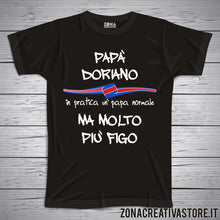 Carica l&#39;immagine nel visualizzatore di Gallery, T-shirt festa del papà PAPA&#39; DORIANO IN PRATICA UN PAPA&#39; NORMALE MA MOLTO PIU&#39; FIGO