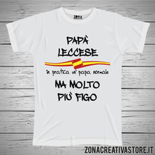 Carica l&#39;immagine nel visualizzatore di Gallery, T-shirt festa del papà PAPA&#39; LECCESE IN PRATICA UN PAPA&#39; NORMALE MA MOLTO PIU&#39; FIGO