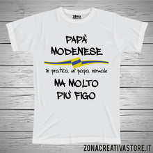 Carica l&#39;immagine nel visualizzatore di Gallery, T-shirt festa del papà PAPA&#39; MODENESE IN PRATICA UN PAPA&#39; NORMALE MA MOLTO PIU&#39; FIGO