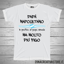 Carica l&#39;immagine nel visualizzatore di Gallery, T-shirt festa del papà PAPA&#39; NAPOLETANO IN PRATICA UN PAPA&#39; NORMALE MA MOLTO PIU&#39; FIGO