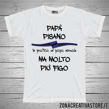 Carica l&#39;immagine nel visualizzatore di Gallery, T-shirt festa del papà PAPA&#39; PISANO IN PRATICA UN PAPA&#39; NORMALE MA MOLTO PIU&#39; FIGO