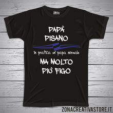 Carica l&#39;immagine nel visualizzatore di Gallery, T-shirt festa del papà PAPA&#39; PISANO IN PRATICA UN PAPA&#39; NORMALE MA MOLTO PIU&#39; FIGO