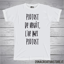 Carica l&#39;immagine nel visualizzatore di Gallery, T-shirt divertente con frase in dialetto Piotost de negot l&#39;he mei piotost