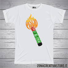 Carica l'immagine nel visualizzatore di Gallery, T-shirt divertente con frase in dialetto Genovese Piscio e vengo