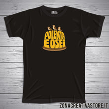 Carica l'immagine nel visualizzatore di Gallery, T-shirt divertente con frase in dialetto bergamasco Polenta e osei