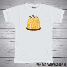 Carica l'immagine nel visualizzatore di Gallery, T-shirt divertente con frase in dialetto bergamasco Polenta e osei