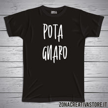 Carica l&#39;immagine nel visualizzatore di Gallery, T-shirt divertente con frase in dialetto Pota gnaro