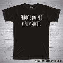 Carica l'immagine nel visualizzatore di Gallery, T-shirt divertente con frase in dialetto napoletano Primm’ e cunfett’ e poi e difett’