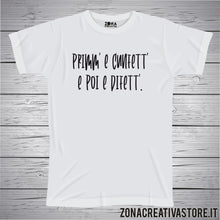 Carica l'immagine nel visualizzatore di Gallery, T-shirt divertente con frase in dialetto napoletano Primm’ e cunfett’ e poi e difett’