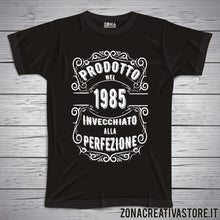 Carica l&#39;immagine nel visualizzatore di Gallery, T-shirt per festa di compleanno PRODOTTO NEL 1985 INVECCHIATO ALLA PERFEZIONE