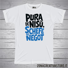 Carica l'immagine nel visualizzatore di Gallery, T-shirt divertente con frase in dialetto bergamasco Pura de nisù, schefe de negot