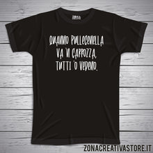 Carica l'immagine nel visualizzatore di Gallery, T-shirt divertente con frase in dialetto napoletano Quanno Pullecenella va ‘n carrozza, tutti ‘o vedeno
