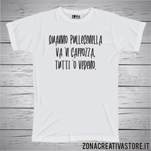 Carica l'immagine nel visualizzatore di Gallery, T-shirt divertente con frase in dialetto napoletano Quanno Pullecenella va ‘n carrozza, tutti ‘o vedeno