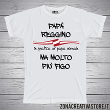 Carica l&#39;immagine nel visualizzatore di Gallery, T-shirt festa del papà PAPA&#39; REGGINO IN PRATICA UN PAPA&#39; NORMALE MA MOLTO PIU&#39; FIGO