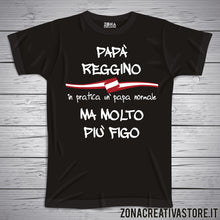 Carica l&#39;immagine nel visualizzatore di Gallery, T-shirt festa del papà PAPA&#39; REGGINO IN PRATICA UN PAPA&#39; NORMALE MA MOLTO PIU&#39; FIGO