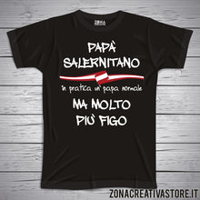 Carica l&#39;immagine nel visualizzatore di Gallery, T-shirt festa del papà PAPA&#39; SALERNITANO IN PRATICA UN PAPA&#39; NORMALE MA MOLTO PIU&#39; FIGO