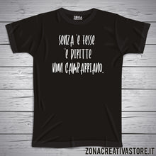 Carica l'immagine nel visualizzatore di Gallery, T-shirt divertente con frase in dialetto napoletano Senza ‘e fesse ‘e diritte nun camparriano