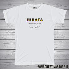 Carica l&#39;immagine nel visualizzatore di Gallery, T-shirt SERATA INIZIATA CON &quot;UNO SOLO&quot;
