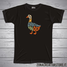 Carica l'immagine nel visualizzatore di Gallery, T-shirt divertente con frase in dialetto bergamasco So n'dacia in oca