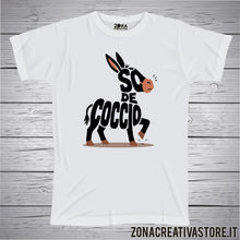 Carica l'immagine nel visualizzatore di Gallery, T-shirt divertente con frase in dialetto romano So de coccio