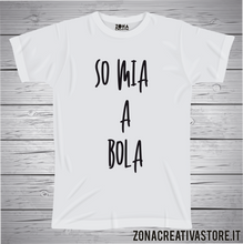 Carica l&#39;immagine nel visualizzatore di Gallery, T-shirt divertente con frase in dialetto So mia a bola