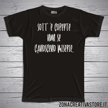 Carica l'immagine nel visualizzatore di Gallery, T-shirt divertente con frase in dialetto napoletano Sott’ ‘e coperte nun se canosceno miserie