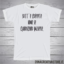 Carica l'immagine nel visualizzatore di Gallery, T-shirt divertente con frase in dialetto napoletano Sott’ ‘e coperte nun se canosceno miserie