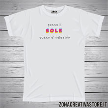 Carica l&#39;immagine nel visualizzatore di Gallery, T-shirt SOTTO IL SOLE TUTTO E&#39; RELATIVO