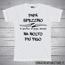 Carica l&#39;immagine nel visualizzatore di Gallery, T-shirt festa del papà PAPA&#39; SPEZZINO IN PRATICA UN PAPA&#39; NORMALE MA MOLTO PIU&#39; FIGO