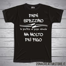 Carica l&#39;immagine nel visualizzatore di Gallery, T-shirt festa del papà PAPA&#39; SPEZZINO IN PRATICA UN PAPA&#39; NORMALE MA MOLTO PIU&#39; FIGO